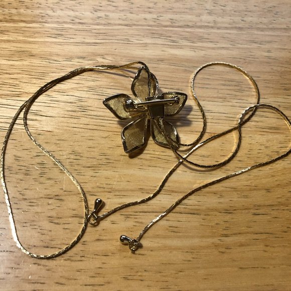 NWOT WOMENS BLOOMINGDALES GOLD-TONED ADJUSTABLE FLOWER PENDANT NECKLACE - Picture 4 of 4